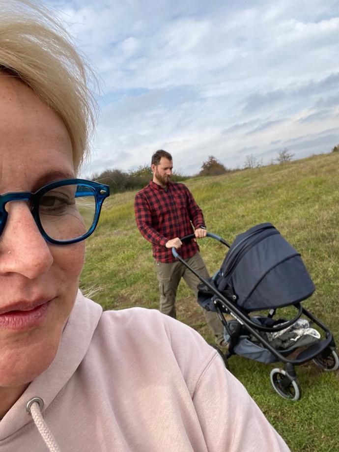 Manžel Josef ji neustále nabádá, aby brýle nosila. Zatím neúspěšně.