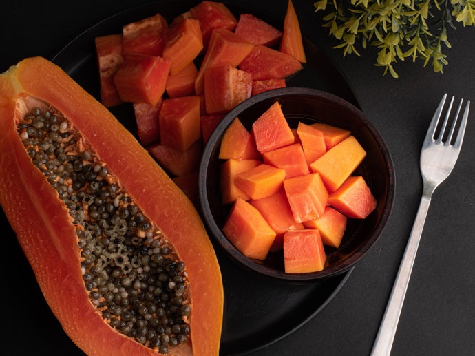 Papája je ovoce bohaté na vitamín C, vlákninu a antioxidanty. Zabraňuje hromadění cholesterolu a posiluje imunitu. Papája obsahuje 88 % vody.