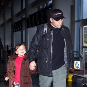 Z manželství s americkou herečkou Missy McKnight (57) má herec dnes už osmnáctiletou dceru Marinu. Jde o jeho jediného potomka. S Marinou si herec prožil chvíle plné strachu. Když jí bylo osm měsíců, dostala svůj první epileptický záchvat. Lékaři jí později diagnostikovali kortikální dysplazii, která s věkem naštěstí vymizela.