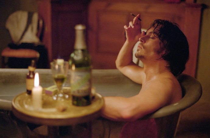 Natáčení probíhalo ve vesnici Ořech u Prahy a Johnny Depp se zde zamiloval do českého absinthu. Lahev českého výrobce se ve filmu objevit nesměla, ovšem obsah je pravý.