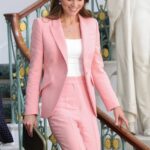 Vévodkyně Kate Middleton v elegantním pastelově růžovém kalhotovém kostýmku