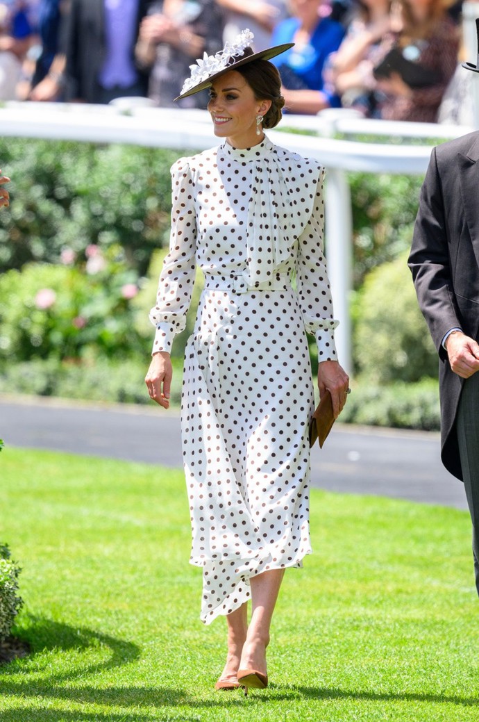 Kate Middleton v bílých puntíkatých šatech značky ALESSANDRA RICH, které oblékla u příležitosti dostihů Royal Ascot. Podobné šaty si od značky ALESSANDRA RICH můžete pořídit za zhruba 31 500 Kč.
