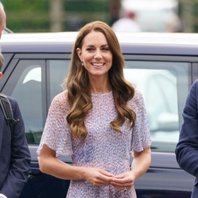 Kate Middleton v éterických šatech značky Lk Bennett v přepočtu za 8730 Kč, jež z módy jen tak nevyjdou.
