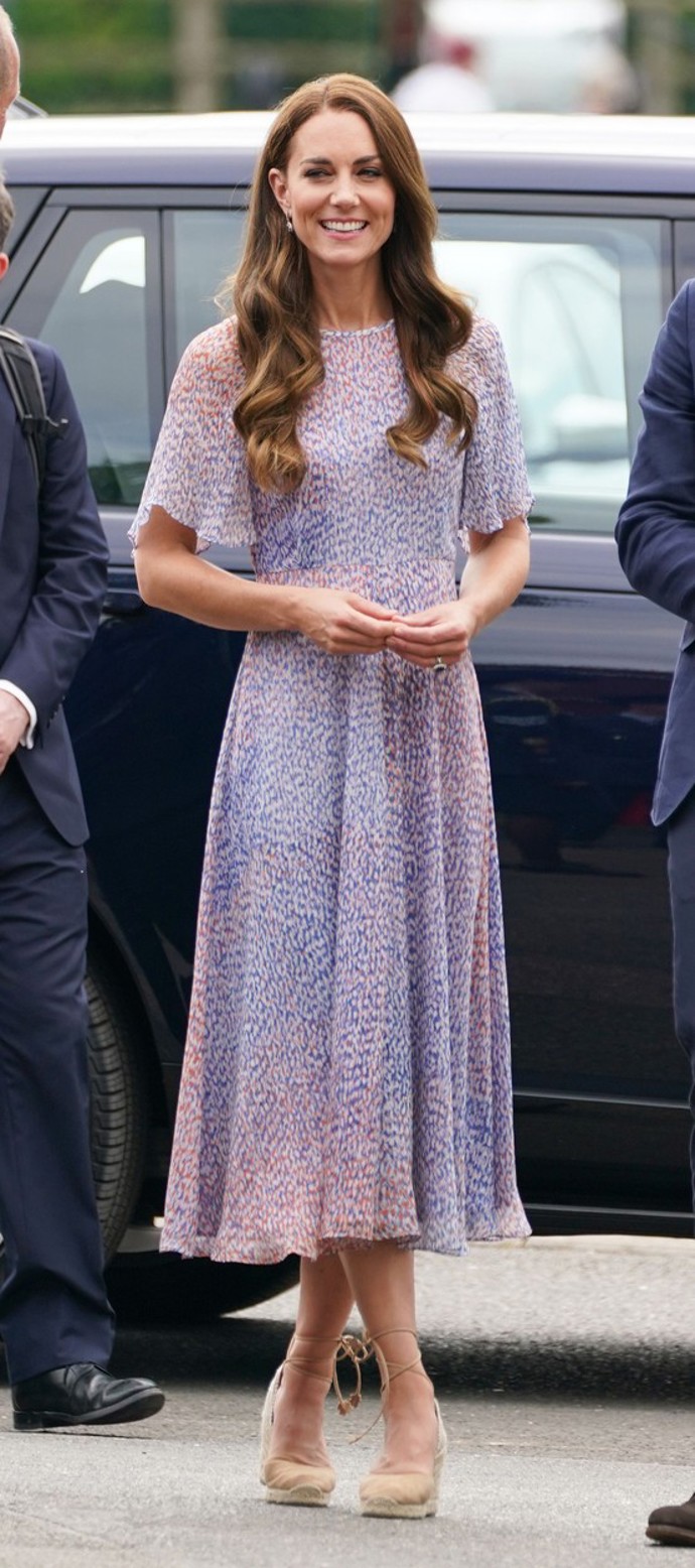 Kate Middleton v éterických šatech značky Lk Bennett v přepočtu za 8730 Kč, jež z módy jen tak nevyjdou.