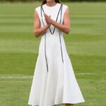 Bílé midi šaty bez rukávů s kontrastním lemováním vpředu od Emilie Wickstead, která je vévodčinou dvorní návrhářkou. Šaty byly součástí kolekce Emilia Wickstead's Resort 2019 a návrhářka je Kate prodala včetně pásku. Ten manželka prince Williama na charitativním zápase v pólu v Guards Polo Club ve Windsoru ovšem neoblékla. 