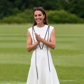 Bílé midi šaty bez rukávů s kontrastním lemováním vpředu od Emilie Wickstead, která je vévodčinou dvorní návrhářkou. Šaty byly součástí kolekce Emilia Wickstead's Resort 2019 a návrhářka je Kate prodala včetně pásku. Ten manželka prince Williama na charitativním zápase v pólu v Guards Polo Club ve Windsoru ovšem neoblékla.