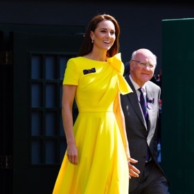 Její šaty byly značky Roksanda a vyšly by vás na 32 tisíc korun. My jsme pro vás našli žlutou inspiraci v českých obchodech.