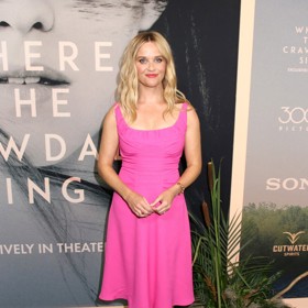 Jednoduché růžové šaty, které oblékla na premiéru filmu Where the Crawdads Sing, doplnila Reese Witherspoon zlatými sandály na podpatku.