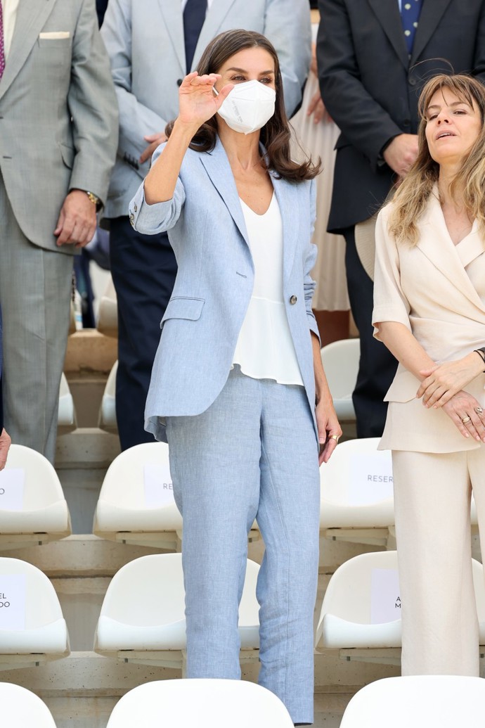 Španělská královna Letizia v pastelově modrém kalhotovém kostýmku