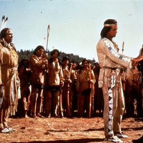 Vinnetou - Rudý gentleman: Vinnetou (Pierre Brice) a Old Shatterhand (Lex Barker) musí bojovat proti padouchům, kteří plánují zničit mír mezi indiány a bělochy.