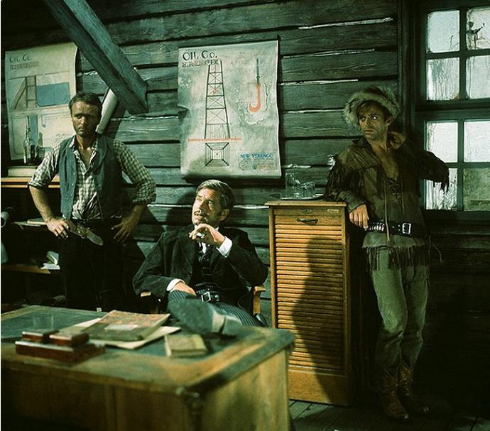 Během natáčení filmu Vinnetou - Rudý gentleman se jugoslavští kaskadéři poprali s německými techniky. Ti si totiž začali zpívat píseň od Lily Marlen, což vyvolalo nepříjemné vzpomínky.