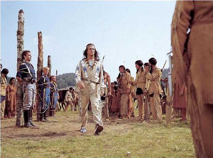 Ve filmu Vinnetou - Rudý gentleman si zahrálo až 3500 komparzistů a 2000 koní.