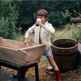 Komedie Jak dostat tatínka do polepšovny je pokračováním snímku Jak vytrhnout velrybě stoličku. Další pokračování se mělo jmenovat Jak Anděla viděla anděla. Anděla je jméno Vaškovy malé sestry.
