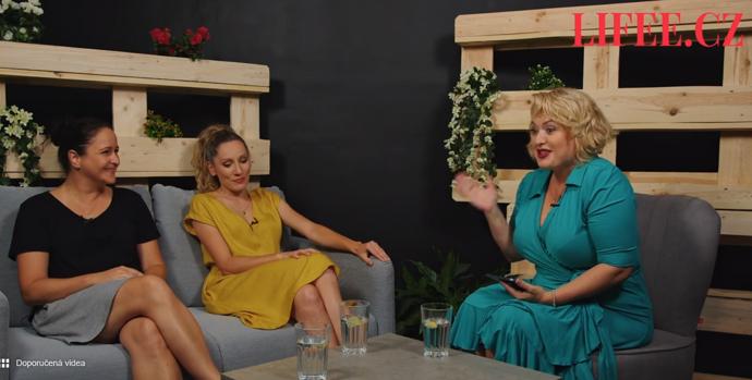 Do talk show Na kafeečko zavítala také muzikálová zpěvačka Andrea Gabrišová se svou partnerkou Terezou.
