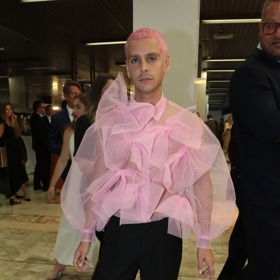 Španělský herec a režisér Eduardo Casanova oblékl růžovou halenku, kterou sladil s barvou vlasů. Originální? Možná. Na závěrečný ceremoniál v Karlových Varech? Nevhodné.