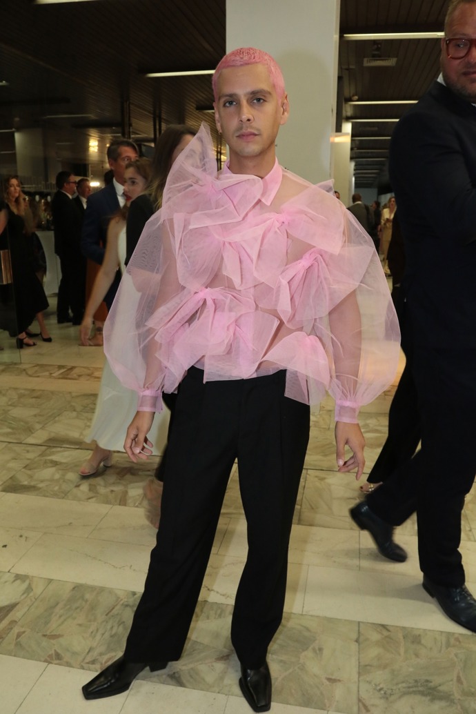 Španělský herec a režisér Eduardo Casanova oblékl růžovou halenku, kterou sladil s barvou vlasů. Originální? Možná. Na závěrečný ceremoniál v Karlových Varech? Nevhodné.