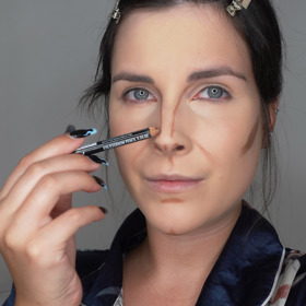 Na celou tvář jsem nanesla středně krycí makeup.
Hnědou tužkou na oči a konturovacím stickem jsem si předkreslila a naznačila kontury Lanina obličeje a poté je pomocí paletky rozpracovala.