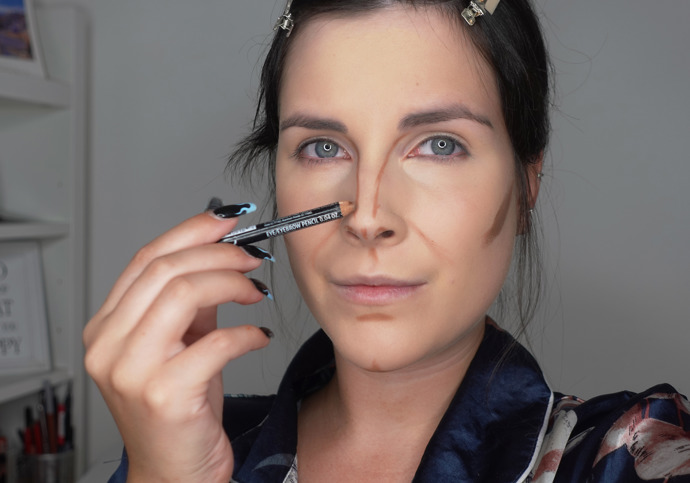 Na celou tvář jsem nanesla středně krycí makeup.
Hnědou tužkou na oči a konturovacím stickem jsem si předkreslila a naznačila kontury Lanina obličeje a poté je pomocí paletky rozpracovala. 