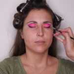 "V takovémto líčení rozhodně nesmí chybět kočičí linka, kterou jsem rozpracovala pomocí fialového stínu, jenž ladí s linií v ohybu oka. Look jsem doplnila o umělé řasy, které jsou k takto výraznému líčení očí nezbytné."