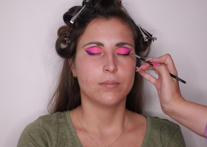 "V takovémto líčení rozhodně nesmí chybět kočičí linka, kterou jsem rozpracovala pomocí fialového stínu, jenž ladí s linií v ohybu oka. Look jsem doplnila o umělé řasy, které jsou k takto výraznému líčení očí nezbytné."