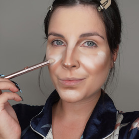 Na prosvětlení jsem použila místo korektoru bílou krémovou barvu a aplikovala ji na vystouplé partie obličeje.