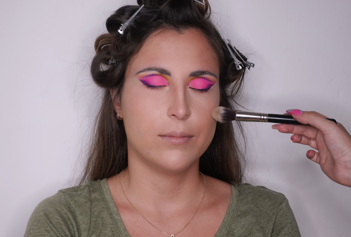 "Na tvář jsem nanesla středně krycí make-up a pomocí korektoru a kontur vystínovala obličej. Vše jsem zafixovala pudrem a na líčka použila rozjasňující tvářenku."