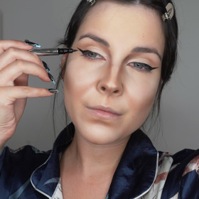 Neutrální paletkou jsem vystínovala oční víčko a následně ho doplnila ještě o protáhlou kočičí linku. Řasy jsem nalíčila řasenkou a na závěr přidala i umělé řasy.