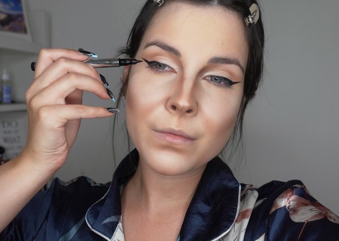 Neutrální paletkou jsem vystínovala oční víčko a následně ho doplnila ještě o protáhlou kočičí linku. Řasy jsem nalíčila řasenkou a na závěr přidala i umělé řasy.