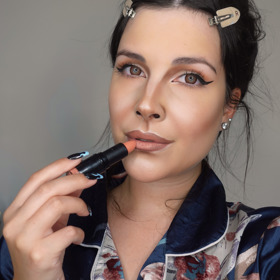 Konturkou v nude odstínu jsem překreslila své rty, aby byly co nejpodobnější těm zpěvaččiným a poté dodala ještě rtěnku v neutrálním odstínu. Celý look jsem doplnila o kontaktní čočky pro ještě lepší iluzi.