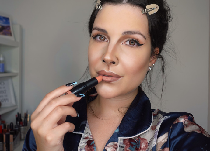 Konturkou v nude odstínu jsem překreslila své rty, aby byly co nejpodobnější těm zpěvaččiným a poté dodala ještě rtěnku v neutrálním odstínu. Celý look jsem doplnila o kontaktní čočky pro ještě lepší iluzi.