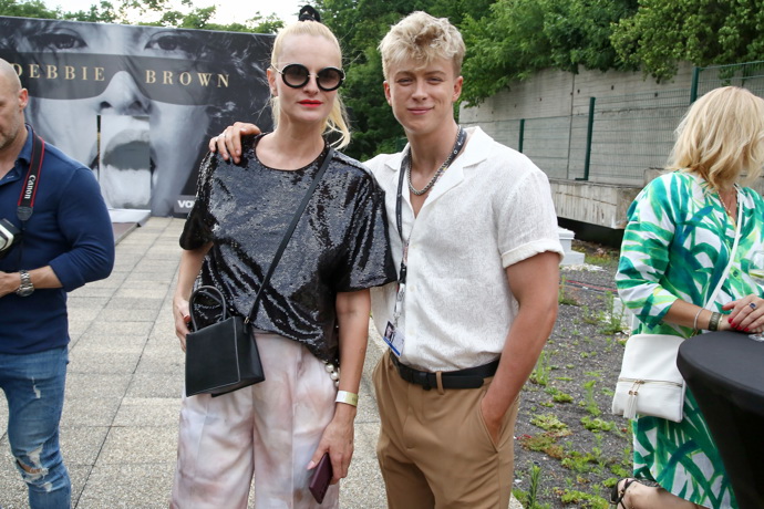 Na módní přehlídce Debbie Brown potkala Iva Pazderková Adama Mišíka.