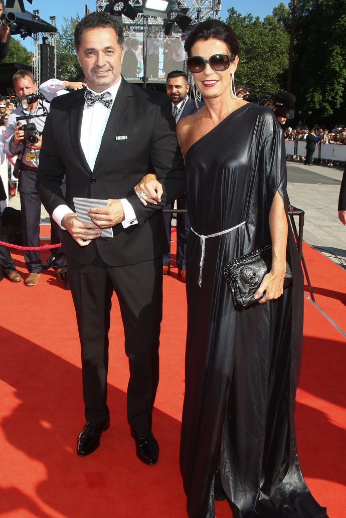 Takhle jim to sluší na červeném koberci v Karlových Varech. 