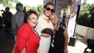 Pavla Tomicová nepřestává ve Varech šokovat úžasnou proměnou. Takhle jí to slušelo s Dagmar Havlovou a Jiřinou Bohdalovou