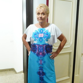 Mezi slavné ženy, které rozbouřily stojaté vody festivalu ve Varech, patří bezpochyby herečka Pavla Tomicová (60). Nejenže výrazně zhubla, že ji málokdo poznal, ale také vynesla krásné modro-bílé šaty s květinovým motivem, ve kterých byla nepřehlédnutelná.