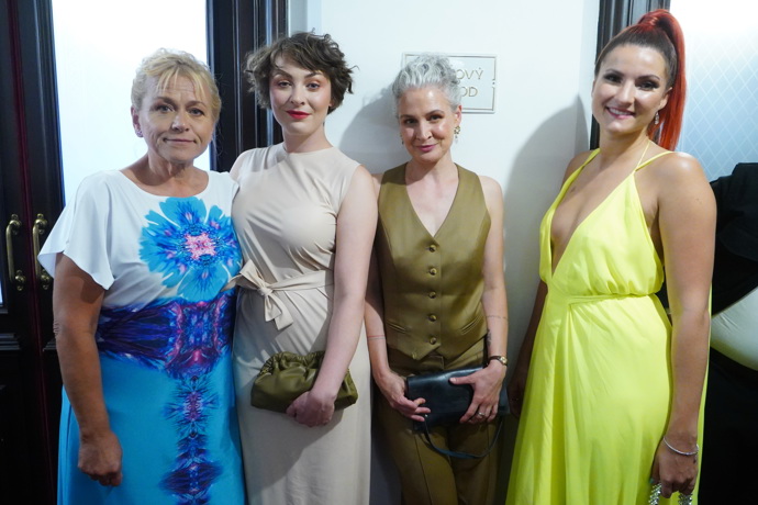 Znatelně pohublá herečka zde prezentovala svůj nový film A pak přišla láska...