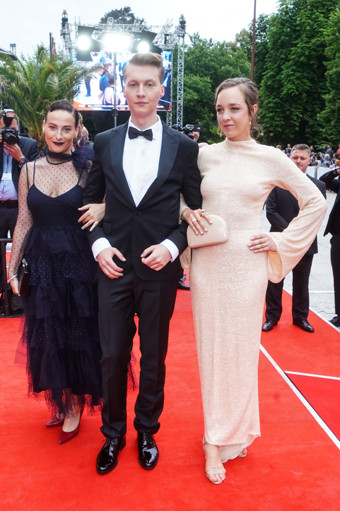 Letošní úvodní ceremoniál karlovarského festivalu absolvovala Denisa Barešová v doprovodu Anny Fialové a Vojtěcha Vodochodského.