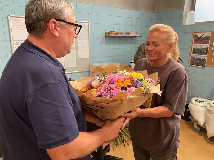 V zákulisí natáčení seriálu ZOO, kde Pavla Tomicová nedávno oslavila své šedesátiny.