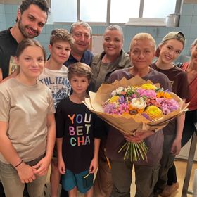 Vedle kytice dostala Pavla Tomicová od kolegů také ovocný koš. Fanoušky přitom udivilo, jak moc zhubla.