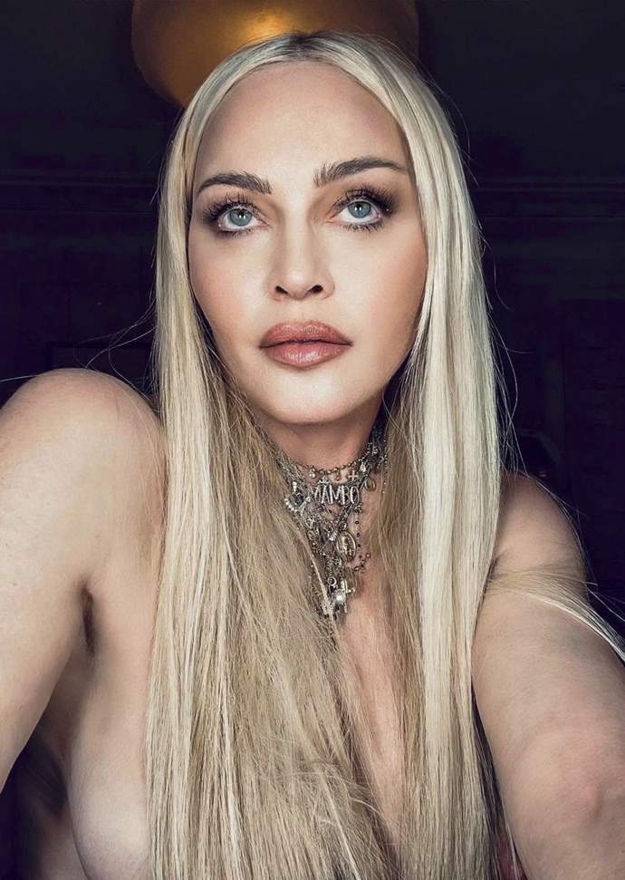 V roce 2021 už plně ovládla sociální sítě, kde využívá i filtrů, které jí uberou pár let.