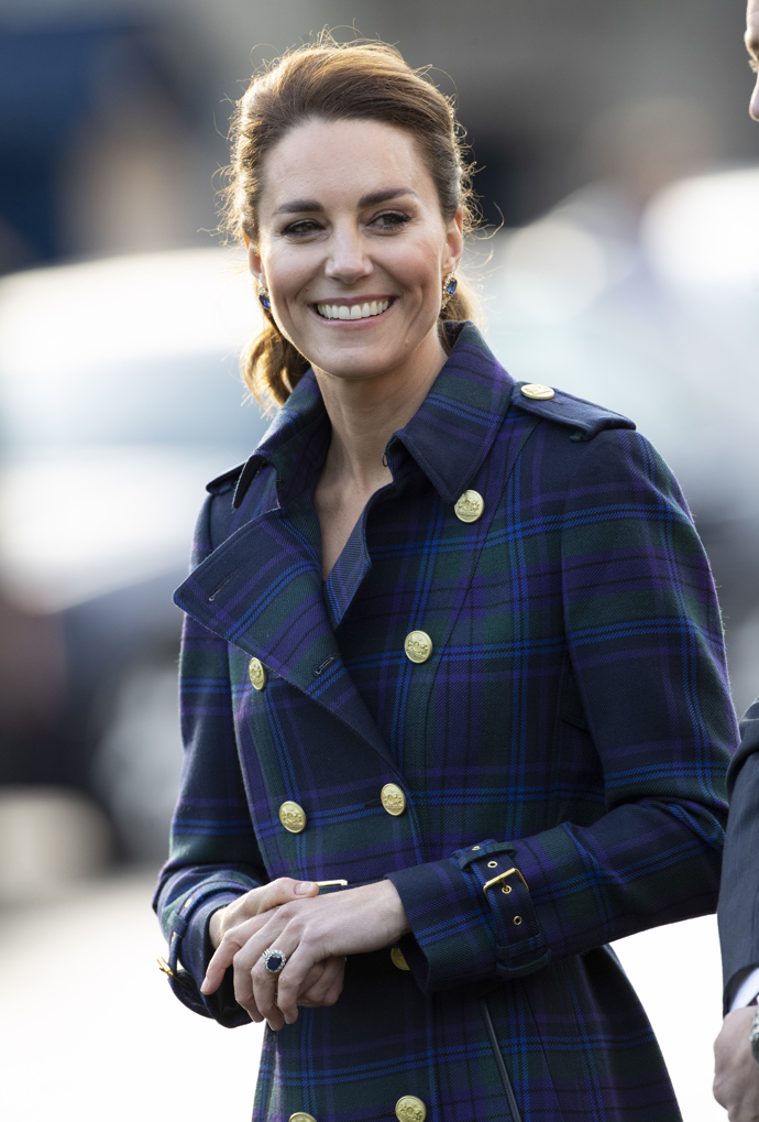 Kate Middleton také hrdě nosí zásnubní prsten princezny Diany, což jejich podobný styl jen podtrhuje.