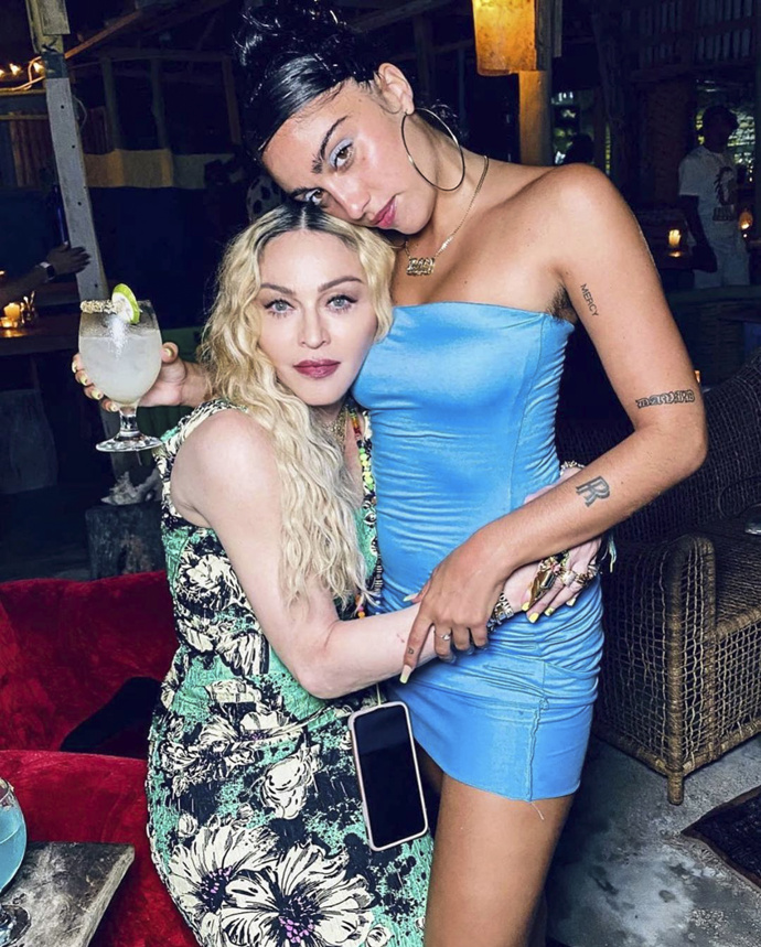 S dcerou Lourdes, která je po mamince také dost odvážná v oblékání. 