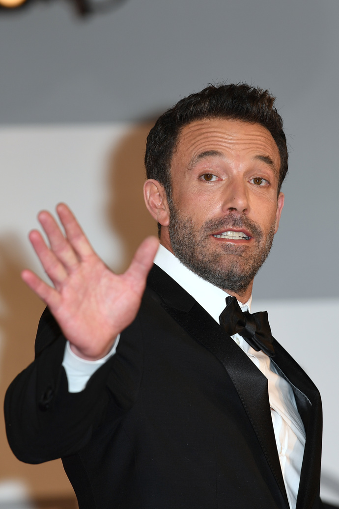 Ben údajně abstinuje od roku 2019 a jak přiznal jeho otec Tim, cítí vinu za to, že jeho syn propadl alkoholu. Herec už mu ale dávno odpustil. "Součástí dospělosti je i to, že zjistíte, že vaši rodiče nejsou dokonalí. Že jsou to taky jen lidé, kteří se snaží jednat, jak nejlépe umějí," nechal se slyšet. "Já si opravdu nepřeji, aby moje děti pykaly za moje chyby. Být dítětem alkoholika je těžké. Často vám běží hlavou: 'Co když se táta zase opije? Co když udělá nějakou hloupost? Co když skončí na TMZ (bulvární server - pozn. red.)? A co když to uvidí moji kamarádi?' Takže chápete...," cituje Bena web Goalcast.com.