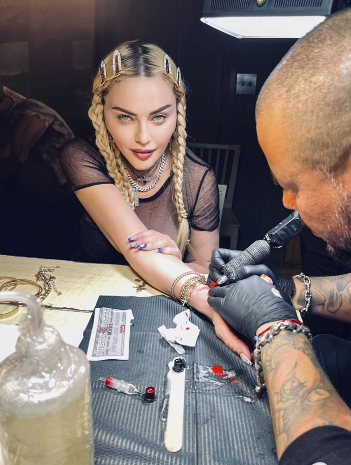 Madonna začala s prvním tetováním v 62 letech. 