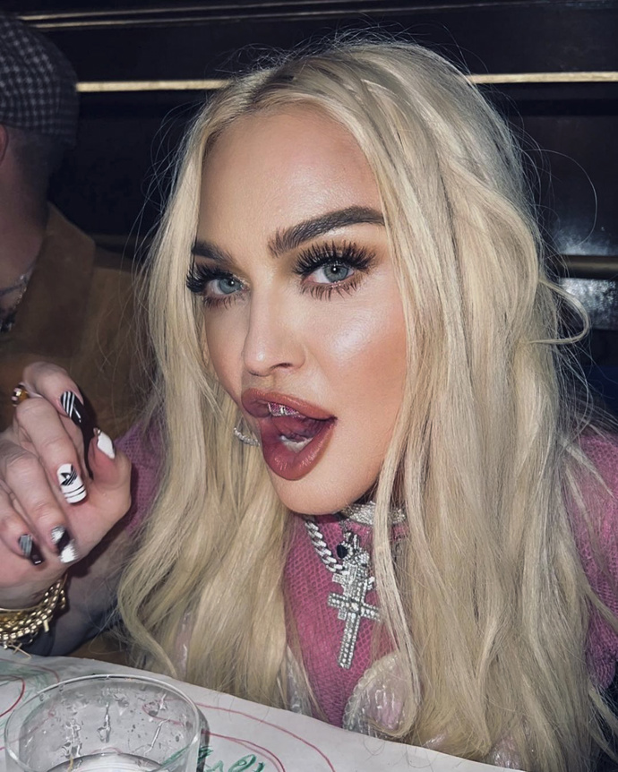 Nutno říct, že má kolem sebe také velmi dobrý tým vizážistů, kteří ji pro fotky dokonale nalíčí.