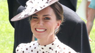 Kate Middleton obula lodičky, které pobláznily její fanynky: Dvoubarevné boty budou hitem podzimu 2022