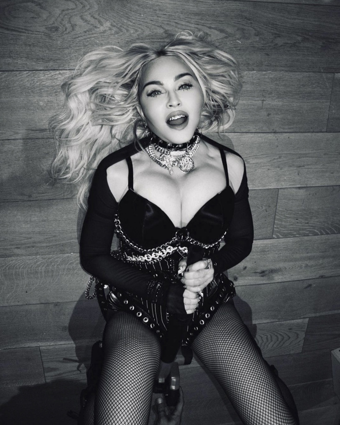 Ale zjevně i silikonem upravené vnady. 