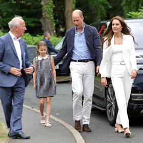 Doplnila je bílým kostýmkem, sako pochází z dílny Alexandera McQueena a vyjde na 30 tisíc korun.