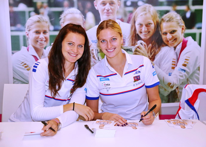 Lucie Šafářová pózuje se svou kolegyní Petrou Kvitovou na autogramiádě. 