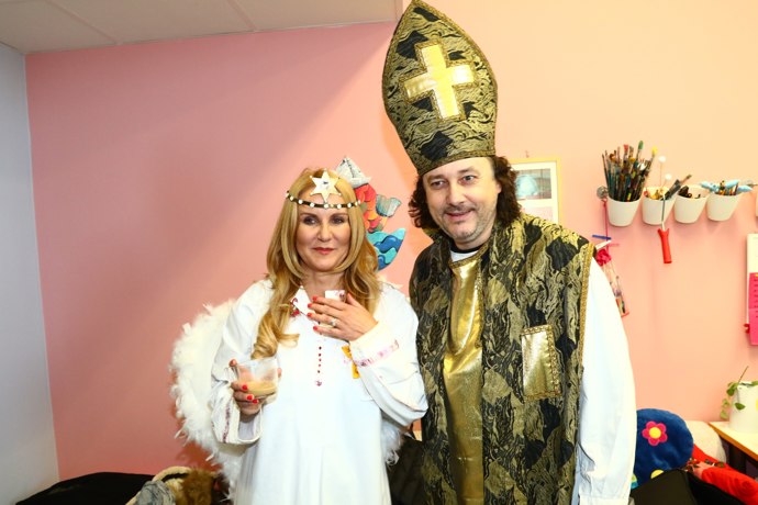 Venudula Pizingerová jako anděl a Marián Vojtko v roli Mikuláše potěšili děti v motolské nemocnici.