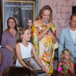 Herečka Alena Antalová se na křtu limitované edice panenek, které oblékl módní návrhář Osmany Laffita, objevila v doprovodu své nejmladší dcery Marie (v popředí).